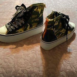 Steve Madden camo platform tennis shoes! New in box! Size 10